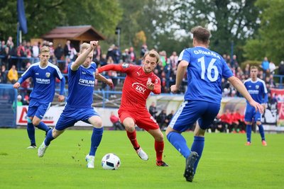 Am Ball: Mike Könnecke (Zwickau) gegen Robin Brand.