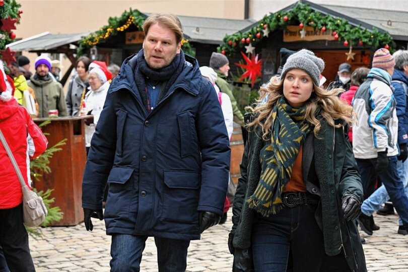 Szene aus der siebten Folge: Kommissar Robert Winkler (Kai Scheve) und seine Kollegin Karina Szabo (Lara Mandoki) besuchen den Stand von Markert.