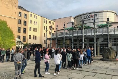 Auf der einen Seite wurde protestiert, auf der anderen warteten die Fans auf den Einlass. 