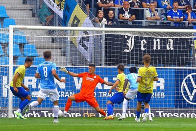 Jenas Keeper Kevin Kunz verhinderte kurz vor der Halbzeitpause mit zwei starken Parade die Führung des Chemnitzer FC.
