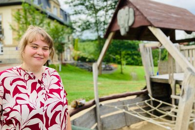 Sophie Petzold, Leiterin des Kindergartens „Bienenkorb“ in Thalheim, freut sich über das Gartenprojekt unter dem Motto „Natur gemeinsam erleben“.