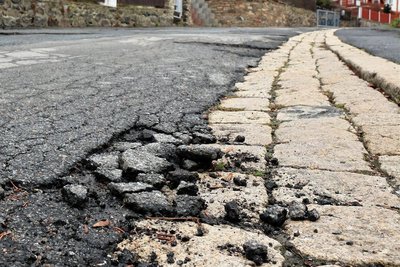 Auch dieses Detail verdeutlicht den Sanierungsbedarf an der August-Bebel-Straße in Schwarzenberg-Sachsenfeld. 