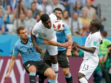 Frankreichs Samuel Umtiti (M) wird von Cristhian Stuani (l) und Luis Suarez in die Zange genommen.
