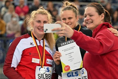 Abschiedsfoto auf dem Podest: Christina Schwanitz (rechts) mit ihren potenziellen Nachfolgerinnen Katharina Maisch (links), die Silber gewann, und der Deutschen Meisterin Sara Gambetta. 