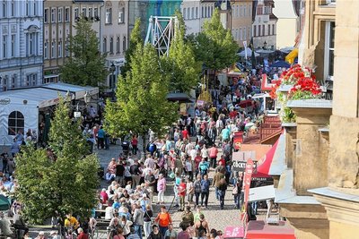 In diesem Jahr wird sich das Stadtfest fast ausschließlich auf dem Werdauer Marktplatz abspielen. Auf dem benachbarten Kirchplatz gibt es noch eine Bühne für die Jugend. Foto: Ralph Köhler/Archiv