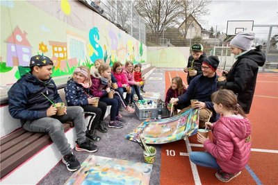 Während der Osterferien haben Hortkinder an der Grundschule Neundorf mit Graffitikünstler André Wolf kreativ gearbeitet. 