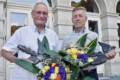 Bei einer feierlichen Veranstaltung wurde die Große Elster an die Ehrenamtler Jochen Hüller (links) und Dieter Lorenz verliehen.