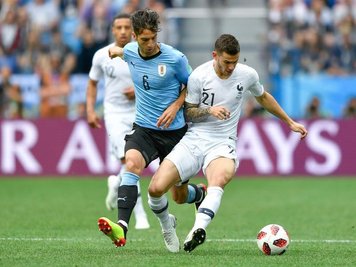 Rodrigo Bentancur aus Uruguay (l) kämpft mit Frankreichs Lucas Hernandez um den Ball.