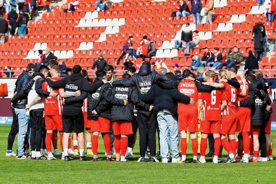 Zusammenhalt, gemeinsam wieder aufstehen. Mit diesem Motto bestreitet der FSV Zwickau das Duell am Sonntag bei der Reserve des SC Freiburg.