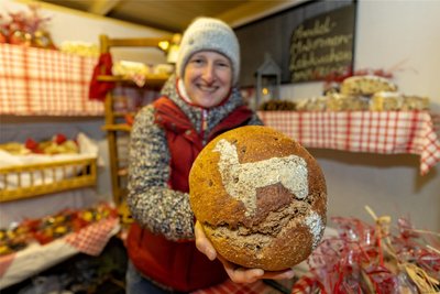 Katja Schmutzler von der Bäckerei Thieroff aus Neumark zeigt das Alpaka-Brot.