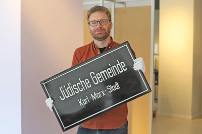 Alexander Walther mit dem Schild des einstigen Gemeindezentrums an der Stollberger Straße.