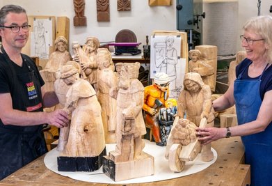 Im Rahmen des Pyramidenprojektes an der Volkskunstschule Oederan geben Rolf Büttner und Dorothea Linke mit ihren Schnitzmessern den Figuren Gestalt. 