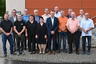 Bürgermeister Andreas Graf (CDU, Bildmitte) inmitten des neugewählten Gemeinderates von Lichtenau.