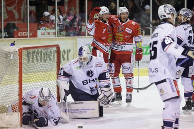 Am Sonntag traf Rihards Marenis (hinten links) noch zum 1:0 für die Eispiraten Crimmitschau im Heimspiel gegen Weiden, jetzt fällt der Stürmer voraussichtlich vier Wochen aus.