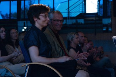 Carola Schlegel (vorn) erhielt Applaus für die Organisation des Wettbewerbs. Neben ihr sitzt ihr Ehemann, Geigenbaumeister Frank Schlegel. Foto: