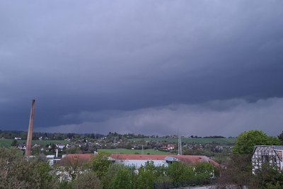 Erst kamen Dienstagabend dunkle Wolken, dann Starkregen. Die Folge: mehrere Feuerwehreinsätze.