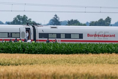 Knapp ein Jahr nach einem Axtangriff in einem ICE in Niederbayern beginnt der Prozess gegen den Beschuldigten. (Archivbild)