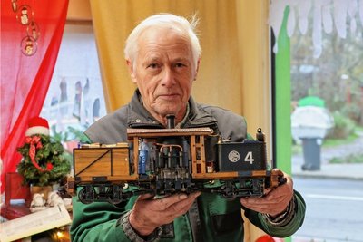 Bernd Koch hat die Modelle nach historischen Fotos gebaut. So wie diese Waldbahnlok für den Holztransport sind es alles Unikate.