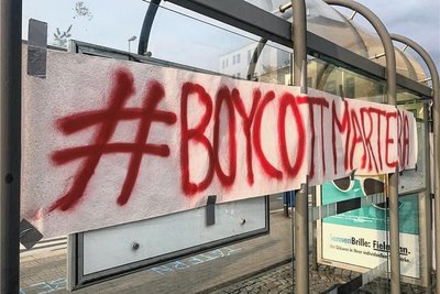 An der Bushaltestelle vor dem Luxor wurde ein Protestbanner befestigt. 