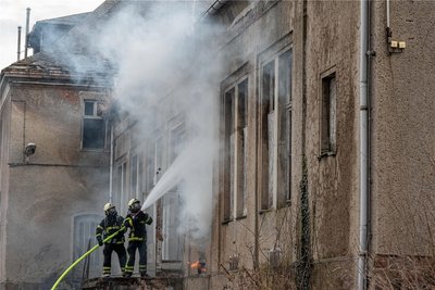 Am Dienstag löschten die Feuerwehren aus Döbeln und Ebersbach einen Brand in der Nähe des Ostbahnhofs.
