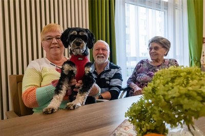 Ramona und Jürgen Beyer von der Initiative „Ü60" besuchen mit ihrer Cockapu-Hündin Tina die 94-Jährige Margot Jähnich in der Seniorenresidenz.