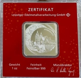 Der quadratische Silberbarren. Eine Seite zeigt die Plauener Johanniskirche. 