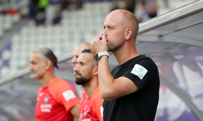 Timo Rost fasst sich an die Nase. Der Trainer des FC Erzgebirge muss sich etwas einfallen lassen, damit seine Mannschaft in der Dritten Liga möglichst schnell in die Spur kommt.