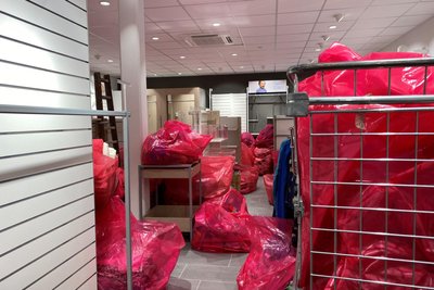 So viele pinkfarbene Tüten und Säcke voller Kleidung: Das Einräum-Szenario eines Kleidungsgeschäftes verfolgten Kunden als Zaungäste am Mittwoch. Man sieht das als Kunde eher selten.