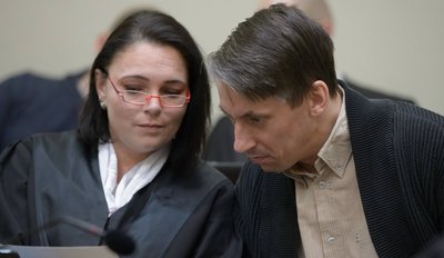 Der Angeklagte Ralf Wohlleben bespricht sich mit seiner Anwältin Nicole Schneiders.