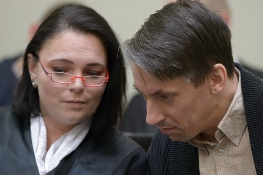 Der Angeklagte Ralf Wohlleben bespricht sich mit seiner Anwältin Nicole Schneiders.