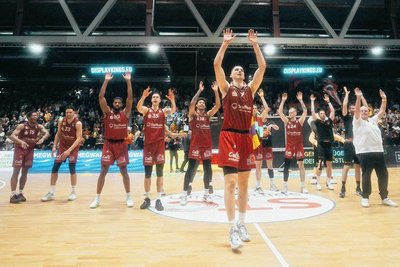 Das letzte Mal vor den eigenen Fans jubeln? Für einige Spieler, auch für Kapitän Jonas Richter (vorn), könnte das am Samstag der Fall sein.