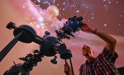 Lehrer Thomas Weisbach war zuletzt der einzige Mitarbeiter des Planetariums. Jetzt kommen zwei neue Kollegen. 
