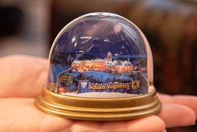Eine neue Schneekugel mit dem Motiv von Schloss Voigtsberg gibt es jetzt dort für 8,90 Euro zu kaufen.