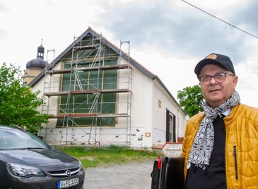Die ehemalige Scheune des Kürbitzer Rittergutes wird derzeit zu Wohnraum umgebaut. Ab Herbst soll dort wieder Leben einziehen, kündigt Bauherr Klaus Walther an.
