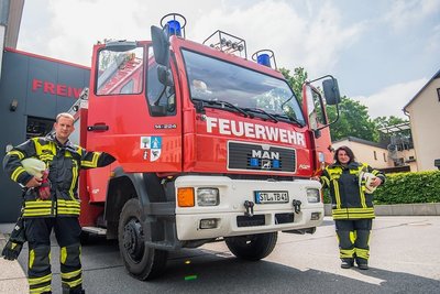 Bereit für ihren nächsten Einsatz: Der neue Gemeindewehrleiter Markus Pampel und seine Stellvertreterin Xenia Pampel. Er ist der Cousin ihres Ehemannes. 