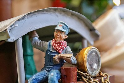 Figuren auf den Loks machen die Szenerie lebendig.