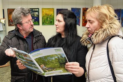 Ab nächster Woche ist das nicht mehr möglich: Annegret Klemm (Mitte), Mitarbeiterin in der Touristinformation im Zoephelschen Haus in Oelsnitz, berät Brigitte Hendel und Gerd Prochaska. 