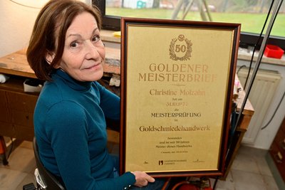 Christine Molzahn aus Tirschendorf hat den Goldenen Meisterbrief bekommen.