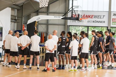 Jetzt mit den drei Streifen: Die Niners Chemnitz sind zu Ausrüster Adidas gewechselt. Am Mittwoch war Trainingsauftakt im "Feel Good Club".