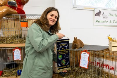 Internationale Aussteller waren in Hartmannsdorf nicht nur vertreten, sondern gewannen auch Preise. Justina Monika Gibiezaite aus Litauen gewann mit ihrem Farbenzwerg Rot in der Kategorie „Einfarbig“.