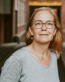 Heike Kleffner ist mit Matthias Meisner Herausgeberin des Sammelbandes "Fehlender Mindestabstand". Darin kommen Experten zu Wort, die vor antidemokratischen Entwicklungen warnen. 
