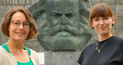 Zwei Frauen und ein Mann: Susanne Kiwitter (links) und Denise Märkisch leiten ab sofort die Lokalredaktion Chemnitz. Dem kritischen Blick von Karl Marx werden sie demnächst also öfter begegnen. An dem kommt in Chemnitz keiner vorbei.