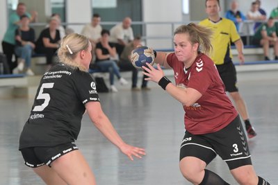 Michelle Kaulfuß (r.), hier im Spiel gegen Langenhessen, traf in Leipzig dreimal. Ihren letzten Siebenmeter vergab sie jedoch.