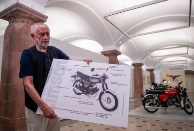 Das Mokick Simson S50/51, hier in der Ausstellung der Kunstsammlungen, ist ein Musterbeispiel des "offenen Prinzips". 