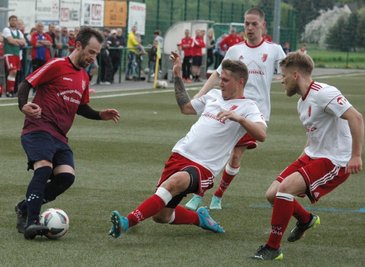 Von viel Einsatz geprägt war das Spitzenspiel am Sonntag in Flöha. Hier grätscht der Flöhaer Tommy Möbius gegen Marc Meyer vom TSV Großwaltersdorf/Eppendorf. 