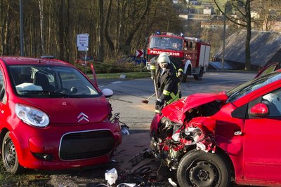 Ein Fahrer wurde bei dem Zusammenstoß schwer, der andere leicht verletzt.