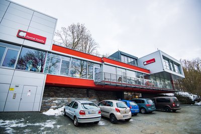 Die "Felsenburg", so der Spitzname des Firmendomizils. Grund: Das Gebäude ist in einen Hang gebaut. Seit Eröffnung 1997 wurde es oft erweitert.