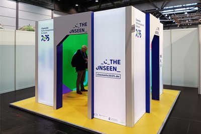 Bei der Buchmesse Leipzig präsentierte sich die Kulturhauptstadt mit einem digitalen Würfel.
