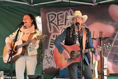 Livemusik gab es mit Realmusic.