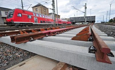 Vor der südlichen Einfahrt zum Hauptbahnhof aus den Richtungen Zwickau und Aue liegen neue Gleise bereit, die in der Zeit vom 22. bis 29. August im Bereich der Fußgängerbrücke zwischen Hain- und Jägerstraße eingebaut werden sollen.